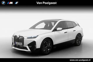 bmw-ix-xdrive40--sportpakket--glazen-panoramadak-sky-lounge--driving-assistant-professional