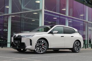 bmw-ix-xdrive60-m-sport---panoramadak-sky-lounge---trekhaak---m-multifunctionele-stoelen---soft-clos